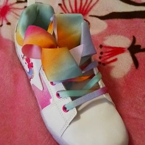 Tennis shoes